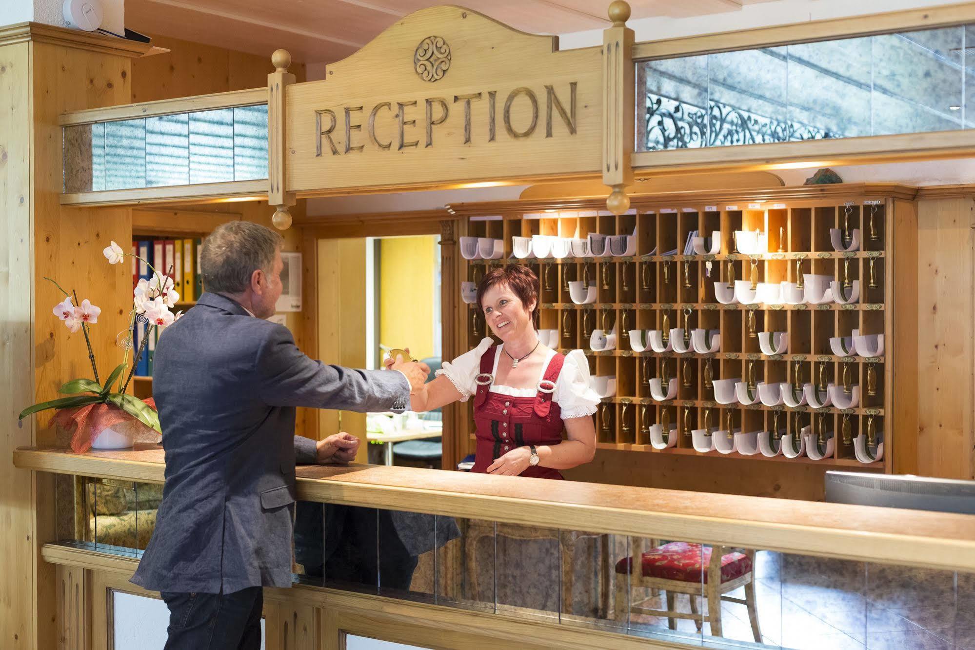 Hotel Alpenhof Sankt Jakob in Defereggen Bagian luar foto